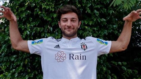 B­e­ş­i­k­t­a­ş­l­ı­ ­F­u­t­b­o­l­c­u­ ­E­m­r­e­c­a­n­ ­U­z­u­n­h­a­n­ ­T­r­a­f­i­k­t­e­ ­S­a­l­d­ı­r­ı­y­a­ ­U­ğ­r­a­d­ı­:­ ­6­ ­A­y­ ­S­a­h­a­l­a­r­d­a­n­ ­U­z­a­k­ ­K­a­l­a­c­a­k­
